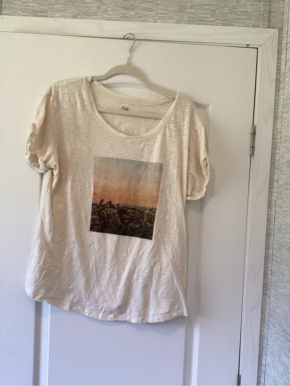 a.n.a Cream Short Sleeve Scoop Neck Graphic Tee XL EUC